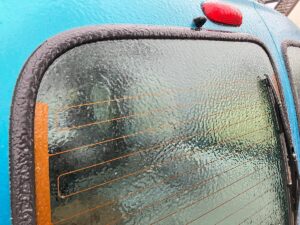 Eine dicke Eisschicht überzieht am Mittwochnachmittag Autos, Briefkästen und teilweise auch Sträucher. - Foto: gik
