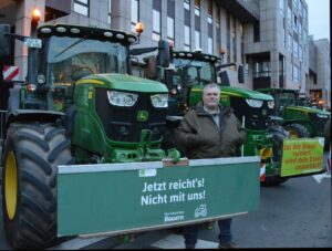 Auch der rheinhessische Weinbaupräsident Jens Göhring protestierte mit seinem Traktor vor der Rheingoldhalle in Mainz. - Foto: gik