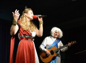 Kathrin Dohle als Sängerin und Moderatorin des Abends und Christian Vahl als "Neptun" führen durch die Saturnalien. - Foto: gik