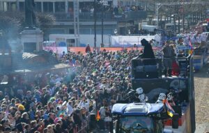 Rosenmontagszug in Mainz: Gigantisches Spektakel, enormer Sicherheitsaufwand, hohe Umsätze. - Foto: gik