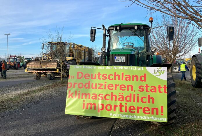Habeck in Mainz: Landwirte protestieren mit Traktoren-Korso, Grabkerzen und Gummistiefeln – „Politik die kalte Schulter zeigen“