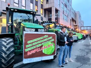 Traktoren-Protest vor der Rheingoldhalle in Mainz: "Gemeinsam gegen den Ampelsalat" - das war das übergreifende Motto des Abends. - Foto: gik