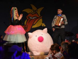 "Erna" Christine Eckert mit Begleiter Johannes Steinbronn und der Rosa Sau. - Foto: gik