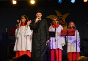 Prediger Peter Herbert Eisenhuth mit Chor. - Foto: gik