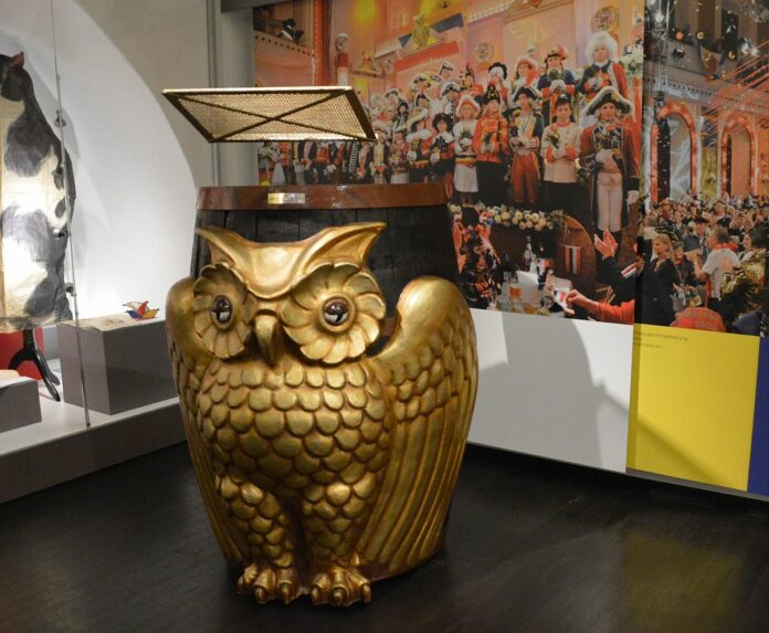Fastnachtsmuseum in Mainz als „Museum des Monats“ geehrt – Negers Schürze, Margits Kleider und eine Eulen-Bütt