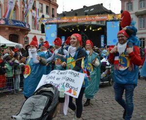 Zwerge und anderes kleines Narrenvolk beim Kinder- und Jugendmaskenzug 2024. - Foto: gik