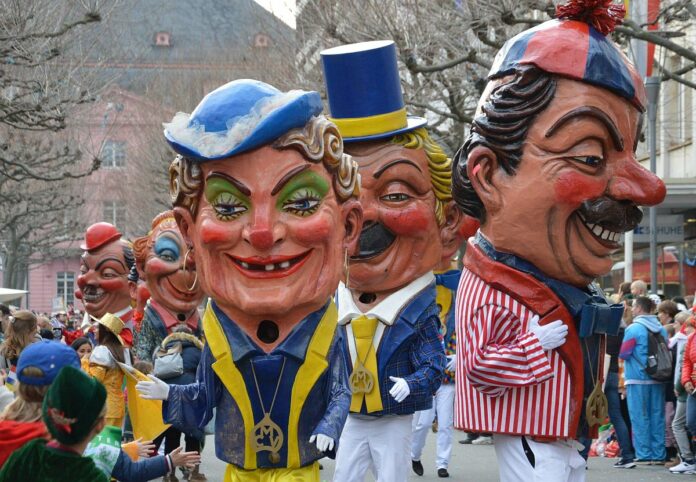 Fastnachtsmotto 2027 in Mainz verneigt sich vor den Meenzer Schwellköpp: 100 Jahre Jubiläum der übergroßen Pappmachéfiguren