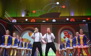 Energiebündel und Schwunggaranten: "Dobbelbock" alias Matthias und Andreas Bockius, mit dem Ballett der Füsiliergarde. - Foto: gik