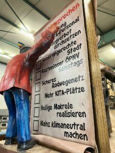 Rückseite des MCV-Motivwagens zum neuen OB Nino Haase: Wahlversprechen gehalten? - Foto: gik