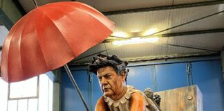 Motivwagen im Mainzer Rosenmontagszug 2024: Der fliegende Robert, der gehetzte Haase und eine eingesperrte Friedenstaube