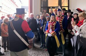 Ordensempfang der Unsichtbaren Römergarde mit Abordnungen der Garden - und jeder Menge Narrenkappen. - Foto: gik
