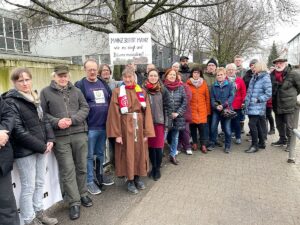 Protestkundgebung am Fastnachtssamstag gegen geplante Baumfällungen. - Foto: BI Bessere Schule Finthen