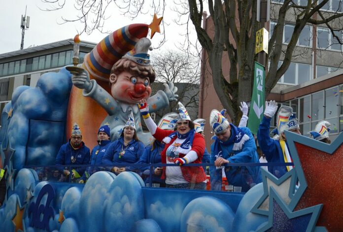 71. Rosenmontagszug in Mainz: Friedlich, fröhlich und unendlich lang – Highlights Helau-O-Mat, Star Wars, Spaller-Eisbär