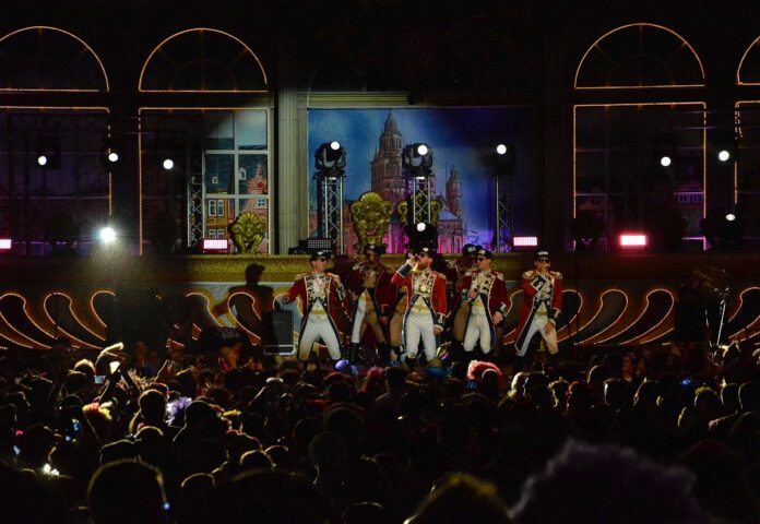 Stehung 2024: 3000 Narren bringen Rheingoldhalle in Mainz beim größten Fastnachts-Rockkonzert zum Beben