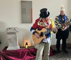 Ordensempfang der Unsichtbaren Römergarde am verschwundenen Mithras-Heiligtum am Ballplatz in Mainz. - Foto: gik