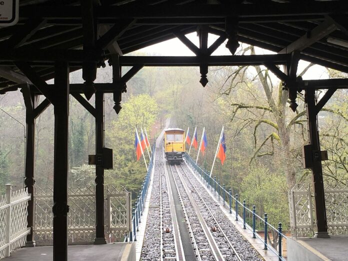 Wasserpumpe komplett erneuert: Nerobergbahn in Wiesbaden startet frisch renoviert in Saison 2024 – Geburtstagskinder fahren kostenlos