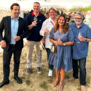 Norbert Solbach (ganz rechts) auf dem Weinfest in Mainz-Ebersheim im Sommer 2023 im Kreis von Mainzer Kommunalpolitikern und mit OB Nino Haase (parteilos, ganz links). - Foto: Gerster