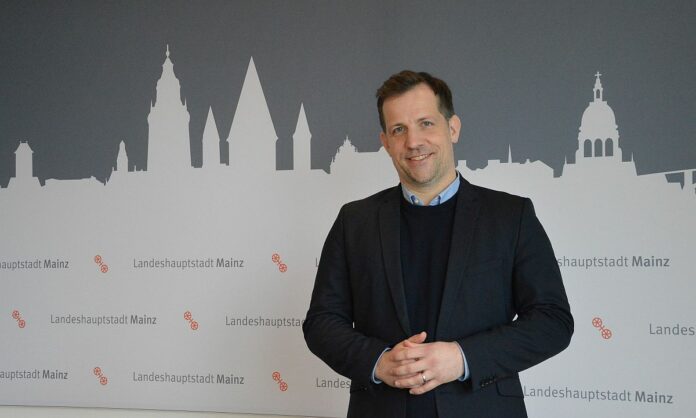 Ein Jahr OB von Mainz: „Man kann jeden Tag seinen Kampfgeist erproben“ – Nino Haase zieht Bilanz im Mainz&-Interview