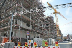 Eines der wenigen Sozialbauvorhaben im Mainzer Zollhafen von der Firma Sahle beim Richtfest 2022. - Foto: gik