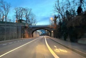 Echter Fahrrad-Schutzstreifen in der Windmühlenstraße in Mainz mit StVO-konformem Rad.-Piktogramm. - Foto: gik