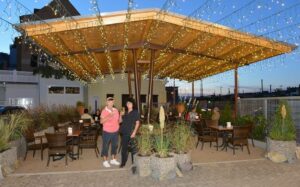 Der Biergarten "Bei Helga" wurde während der Corona-Pandemie neu gestaltet. - Foto: Helga Naß