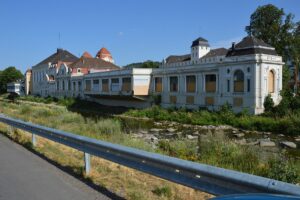 Das Ufer der Ahr in Bad Neuenahr am 12. Juli 2023 - zwei Jahre nach der Flutkatastrophe. - Foto: gik