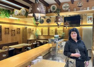 Holzgetäfelt, rustikal, herzlich - das ist "Bei Helga" in der Mombacher Straße. - Foto: gik