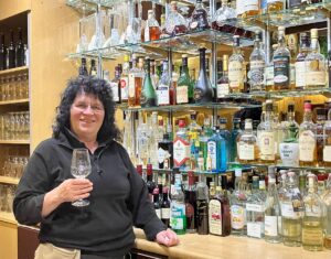 Kultwirtin Helga Naß hinter ihrer Theke. - Foto: gik
