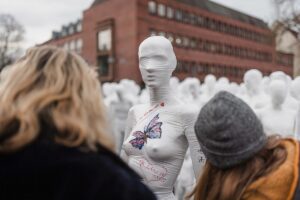 Mahnung der "Stummen Zeugen": Kunstaktion vor dem Landtag in Mainz im Februar 2024. - Foto: Meseg
