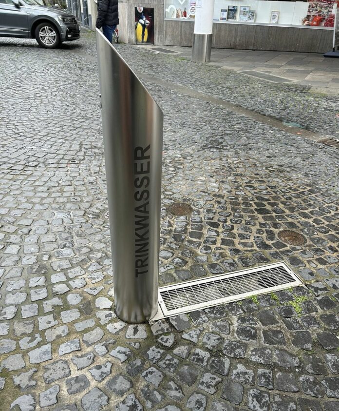 Trinkwasserbrunnen am Rebstockplatz in Mainz sprudelt wieder – Weitere Wasserspender lassen auf sich warten