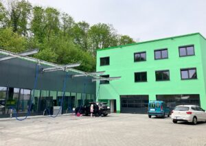 Der neue "Waschpark Mainz" in der Mombacher Straße mit Selbstreinigungsplätzen links vor der Waschstraßen-Halle und der Einfahrt zur Kasse rechts. - Foto: gik
