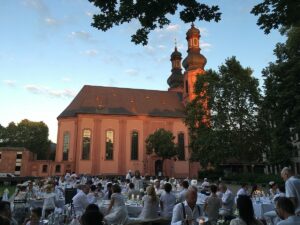Die Kirche St. Peter am Ernst-Ludwig-Platz 2019 mit dem "Diner en Blanc" im Vordergrund. - Foto: gik