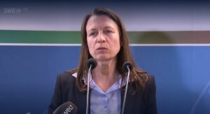 Landrätin Cornelia Weigand (parteilos) zog am Freitag vor Medien eine Bilanz der Nacht. - Video: SWR, Screenshot: gik