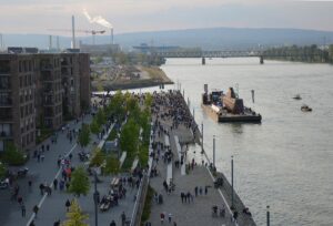 Die neu gestaltete Südmole am Mainzer Zollhafen sowie die noch ungestaltete Nordmole im Sommer 2023. - Foto: gik