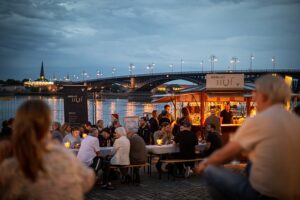 Wein genießen mit Blick auf den Rhein: Das "Mainzer WeinUfer" lädt ans Mainzer Rheinufer. - Foto: Mainzplus Citymarketing, Maximilian Klapdar