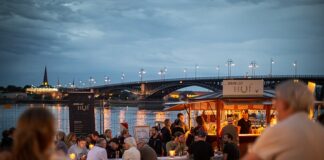Weinfest „Mainzer WeinUfer“ 2024: 50 Weinstände, Livemusik und WeinUferTalks sowie Workshops am Rheinufer in Mainz