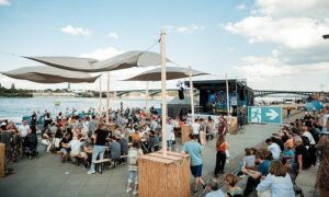 Wein gepaart mit Musik und Weinwissen-Talks, das ist das "Mainzer WeinUfer". - Foto: Mainzplus Citymarketing, Maximilian Klapdar
