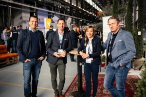 Die KONEKT-Gründer Hanns-Christian von Stockhausen (ganz links) und Ilka Wassmann 2023 auf der 4. KONEKT in Siegen. - Foto KONEKT