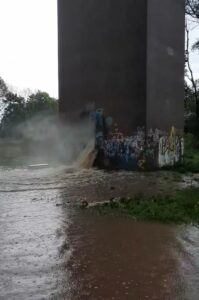 Wasser stürzt aus einer Wartungstür eines Brückenpfeilers bei Sinzig. - Video: Michael Behling