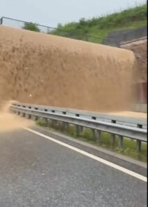Land unter auf der Umgehungsstraße bei Bad Neuenahr: Braune Wasserfluten stürzten von den Weinbergen oberhalb eines Tunnels auf die Straße. - Video: Team Ballern