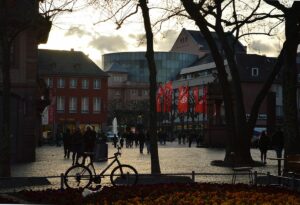 Schon im März wollte der Winter nicht weichen, wie hier in Mainz auf dem Domplatz. - Foto: gik