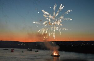Feuerwerk bei der Mainzer Johannisnacht 2024, im Hintergrund die Rheininsel Petersaue. - Foto: gik