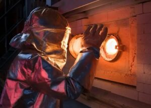 Mitarbeiter an einer Glasschmelzanlage beim Mainzer Spezialglashersteller Schott. - Foto: Schott