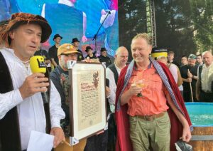 Ehren-Gautschling Christian Vahl bekam den traditionellen Ehren-Gautschbrief überreicht. - Foto: gik