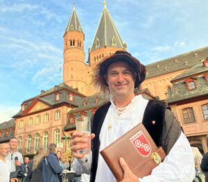 Dom, Gautschmeister im Gutenberg-Outfit, Weinschorle und Sonne - Herz, was willst Du mehr? - Foto: gik