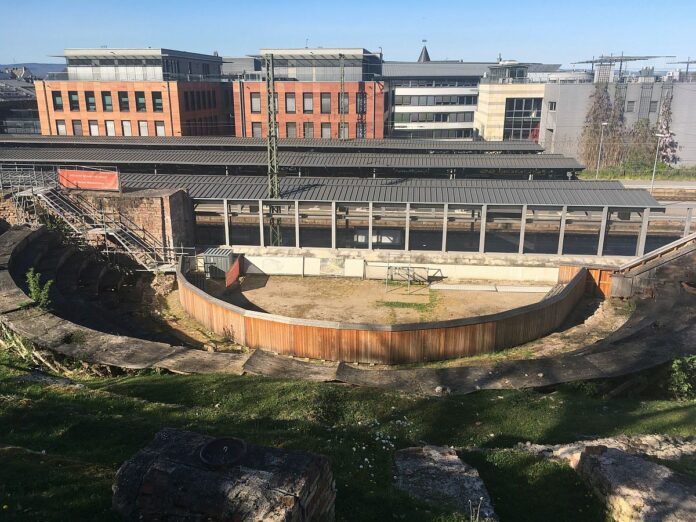 April, April: Kein römisches Amphitheater in Baugrube in Mainz – Webcam zeigte Baggerspuren und Mauern der antiken Lagervorstadt
