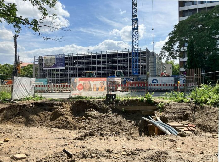 Römische Funde in TRON-Baugrube in Mainz: Archäologen erwarten weitere Römerreste – Statue: Kontext ungeklärt