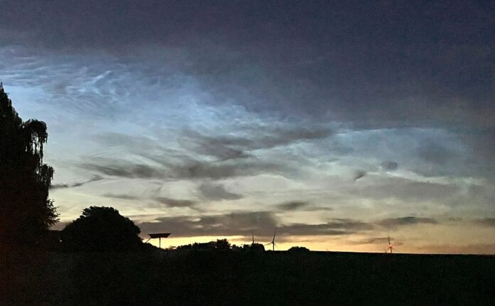 Himmel über Mainz: Zeit der leuchtenden Nachtwolken hat begonnen – Eiswolken am Abend und in frühen Morgenstunden sichtbar