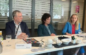 Präsentierten am Freitag den Geschäftsbericht 2023 (von Links):; Vorstandschef Daniel Gahr, Aufsichtsratsvorsitzende Sylvia Köbler-Gross (Stadträtin der Grünen), und Vize-Vorstandschefin Kerstin Stumpf. - Foto: gik