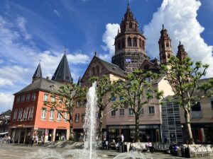 Bäume und Brunnen helfen gegen Hitzestau in der Stadt - doch Mainz tut zu wenig in dieser Hinsicht. - Foto: gik